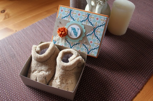 Geschenkbox für Babyschuhe, benutzt wurde das Sale-A-Bration Papier