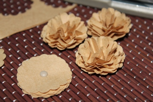 Blumen aus einem Kaffeefilter selbstgemacht, benutzt wurde die 1-1/4