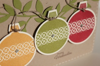 Grußkarte zu Weihnachten mit Kugelornament und dem Zarten Zweig, gebastelt mit Produkten, Stempeln und Stanzen von Stampin\' Up!