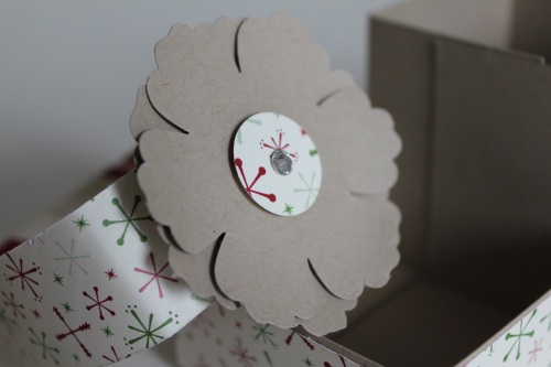 Geschenkbox aus Papier mit der Blumenstanze dekoriert, gebastelt mit Produkten, Stempeln und Stanzen von Stampin\' Up!